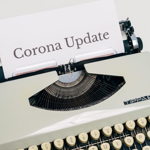 Eine Schreibmaschine von oben gesehen, darin ein Blatt Papier mit dem Schriftzug 'Corona Update'