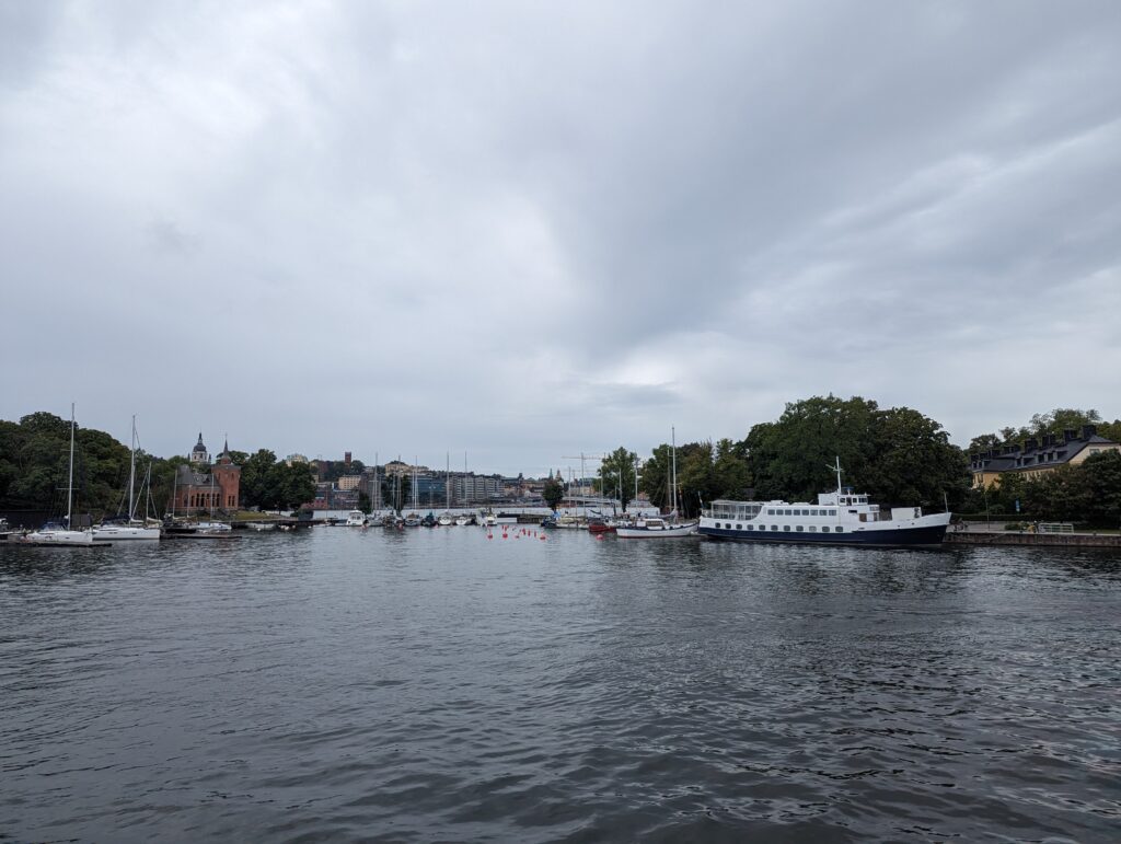 Blick auf das Wasser zwischen den Inseln, auf denen Stockholm errichtet wurde.