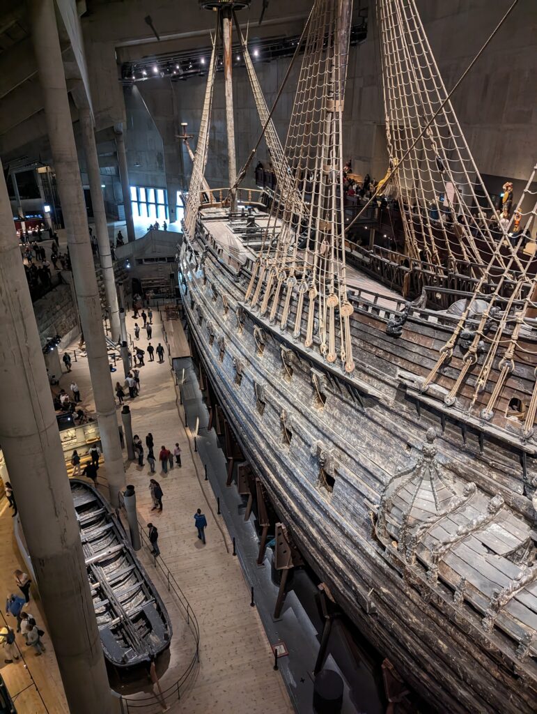 Die Vasa von oben und hinten, Blick über fast das gesamte Schiff, nur das Heck fehlt.