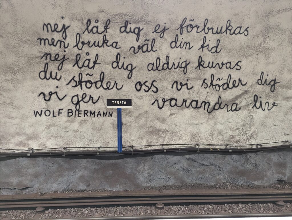 Ein Schriftzug mit einem ins schwedische übersetzten Spruch von Wolf Biermann in der Station Tensta.