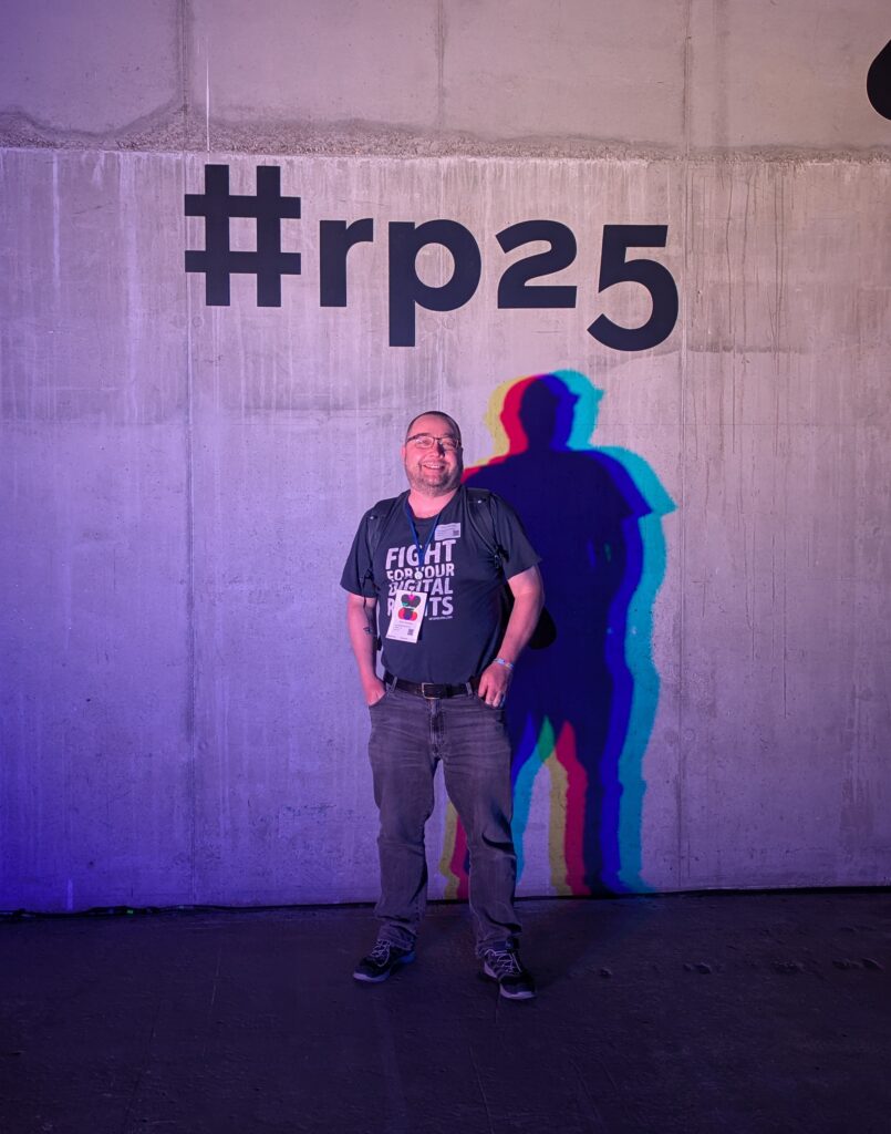 Ich stehe vor einer Betonwand unter dem Schriftzug re:publica, habe ein T-Shirt von netzpolitik.org mit der Aufschrift 'fight for your digital rights' an und mein re:publica-Badge umhängen. Hinter mir farbige Schatten von mir mit den Farben gelb, rot und türkis/blau