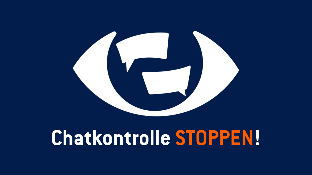 Logo der Aktion Hintergrund dunkelblau. Oben ein ein weiß stilisiertes Auge, in der Pupille zwei Darstellungen eines Chatfensters ohne Inhalt. Darunter der Schriftzug Chatkontrolle STOPPEN! Das Wort stoppen ist in orange geschrieben.